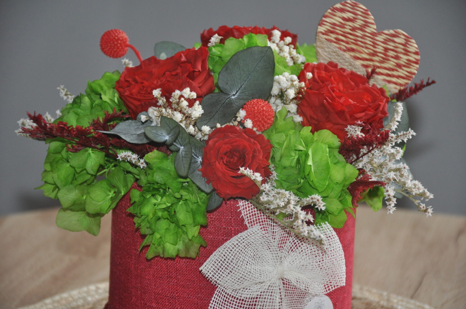 SOMBRERERA CON FLORES PRESERVADAS AFRODITA - Imagen 2